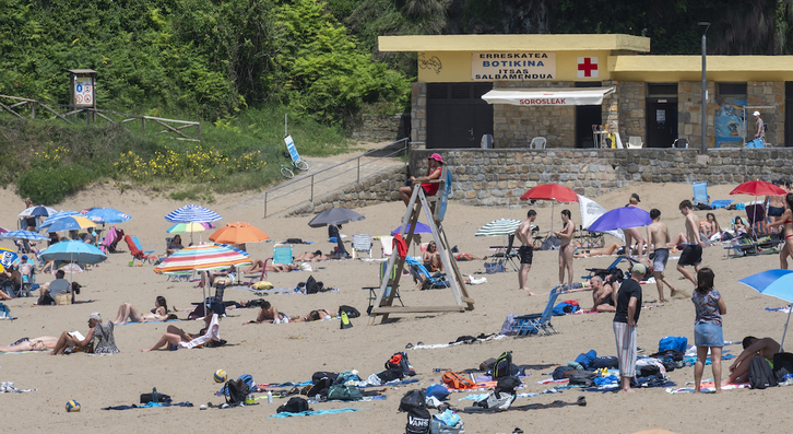 Combatiendo el calor en la playa de Orio en una imagen de la pasada semana.