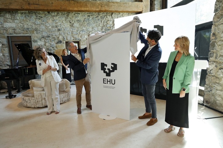 EHUren marka berria erakutsi duten unea, Chillida Lekun.