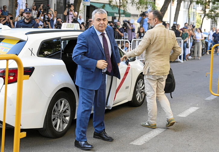 Cerdán sale del taxi en que llegó al Supremo junto a su abogado, Benet Salellas.