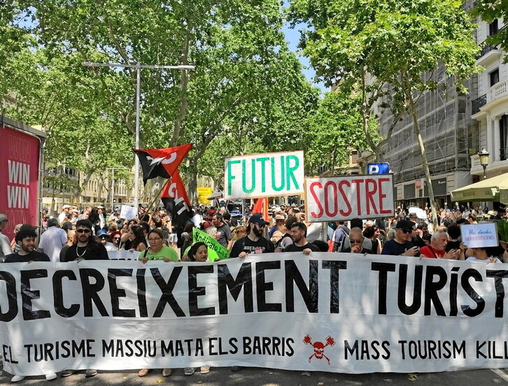 Movilización realizada el 15 de junio en Barcelona para demandar el decrecimiento turístico.