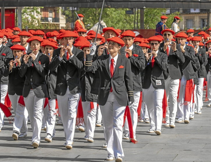 Jendetza elkartu zen atzo San Martzial egunez Irungo kaleetan.