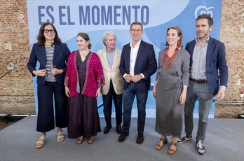 Patricia Gabeiras, con traje oscuro y camiseta de rayas, en el acto junto a Alberto Núñez Feijoo y otros dirgentes del PP.