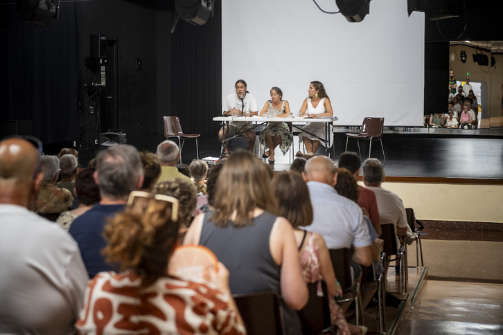 Pello Salazar (Aranako) junto a Marisol Garmendia en un salón de actos que se ha quedado pequeño. 