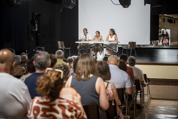 Pello Salazar (Aranako) junto a Marisol Garmendia en un salón de actos que se ha quedado pequeño. 