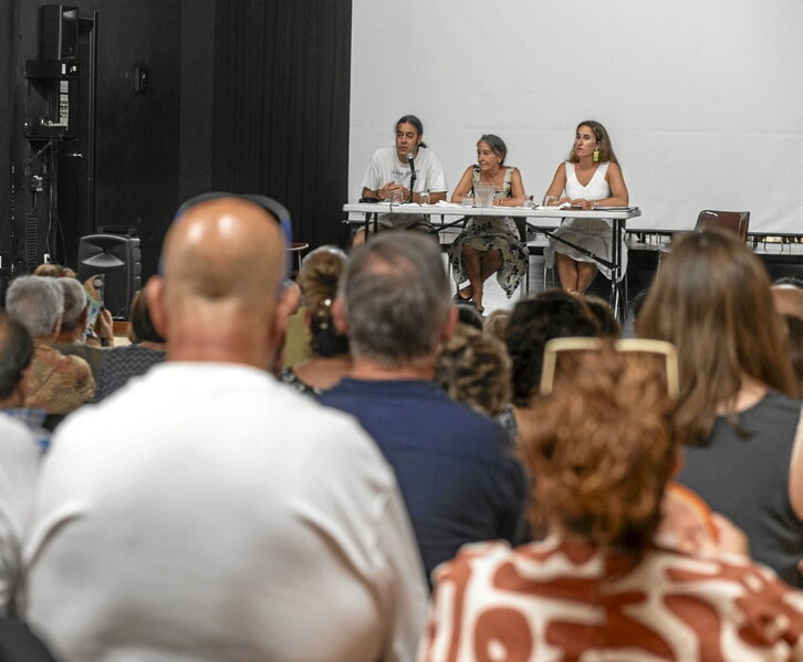 Salazar (Aranako) junto a Garmendia ante una sala que se quedó pequeña.