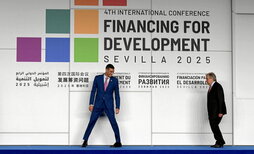 Pedro Sánchez y António Guterres, ayer en Sevilla.