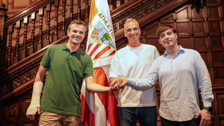 Lerga Uriarterekin eta Arrietarekin Ibaiganen, bere kontratua sinatu ondoren.