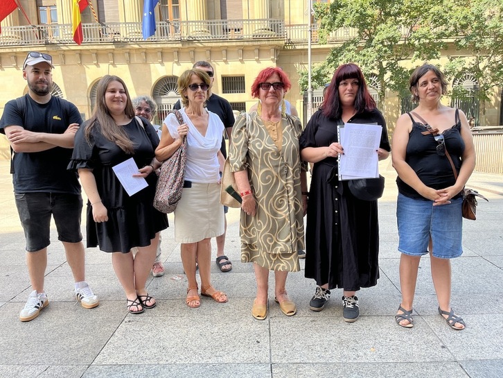 Representantes de los colectivos que han mostrado su rechazo a la operación policial desarrollada en Iruñea.
