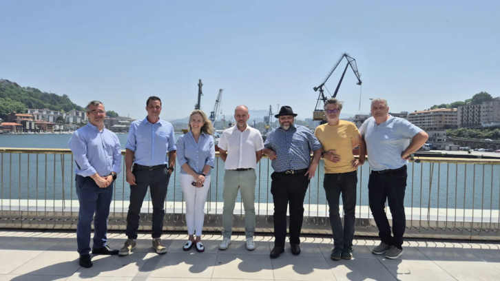 Visita de este martes a Pasaia de las autoridades del puerto de Baiona.