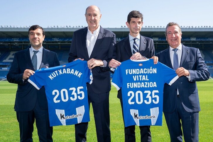 Los firmantes del acuerdo, capitaneados por Josean Kerejeta, luego de la rúbrica.