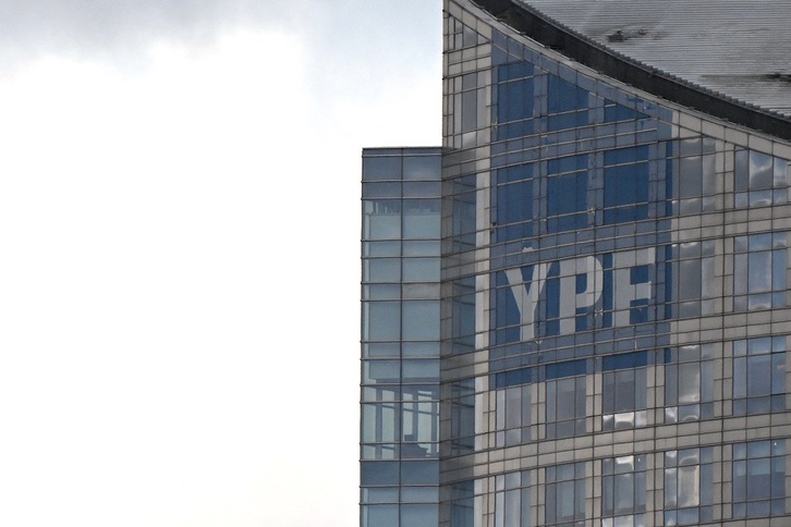 Logotipo de Yacimientos Petrolíferos Fiscales (YPF) en su sede central en Buenos Aires.