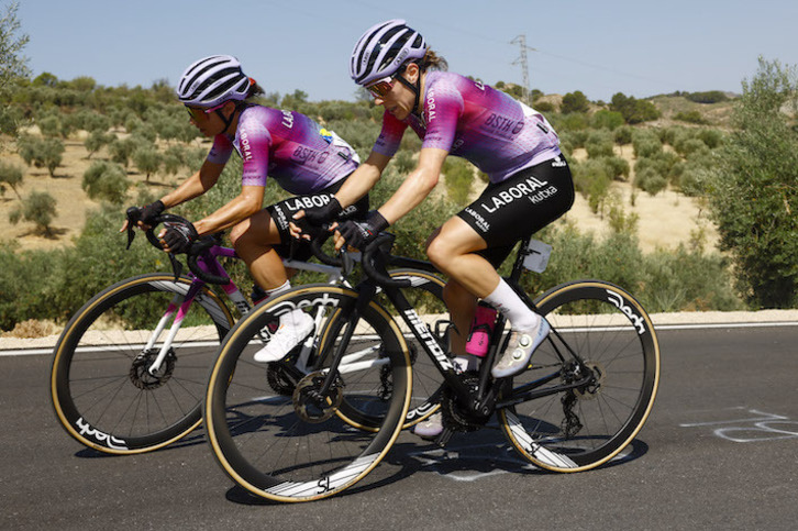 Ane Santesteban eta iazko Giroan hamaseigarren sailkatu zen Usoa Ostolaza izango dira Laboral Kutxa-Euskadi taldeko buruak.