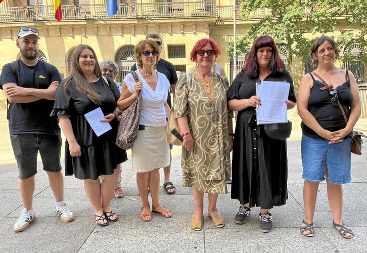 Representantes de los colectivos que mostraron su rechazo a la operación policial de Iruñea.