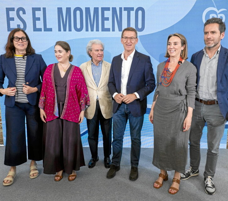 Patricia Gabeiras, con camiseta de rayas, en el acto de campaña de Alberto Núñez Feijoo.