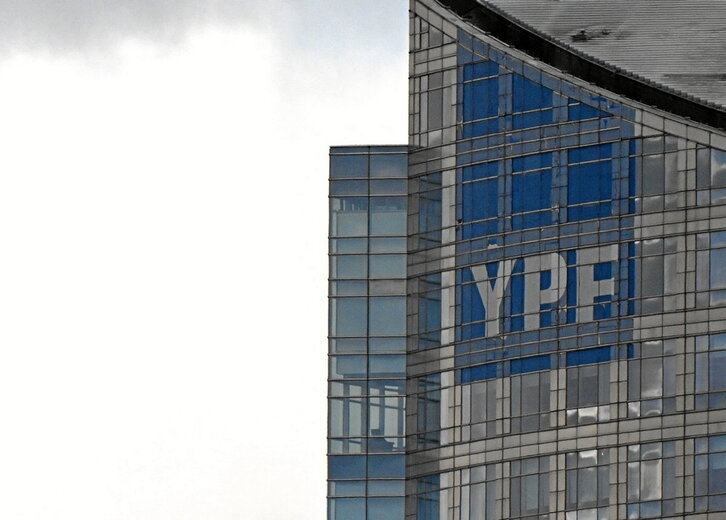 Logotipo de Yacimientos Petrolíferos Fiscales (YPF) en su sede central en Buenos Aires.