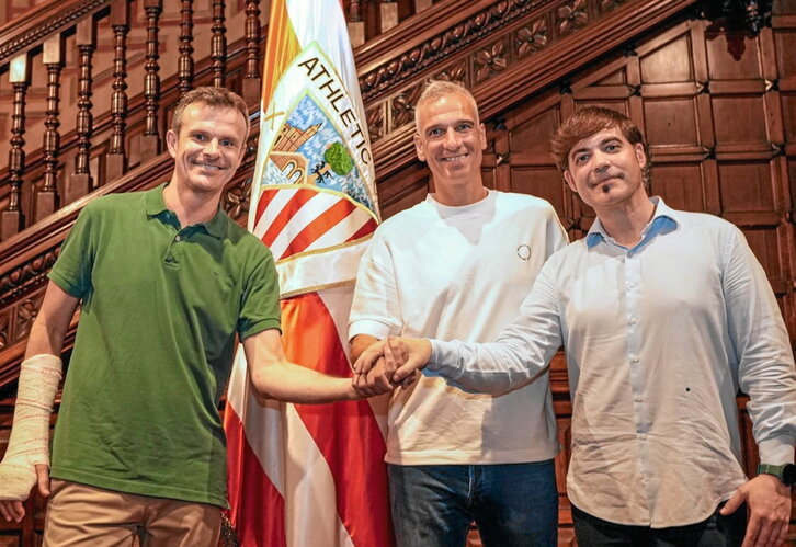 Lerga, Uriarterekin eta Arrietarekin Ibaiganen, bere kontratua sinatu ondoren.