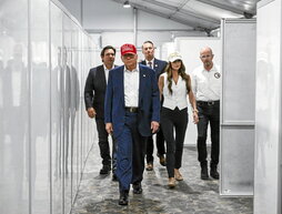 Donald Trump, en la visita al centro de detención Alligator Alcatraz.