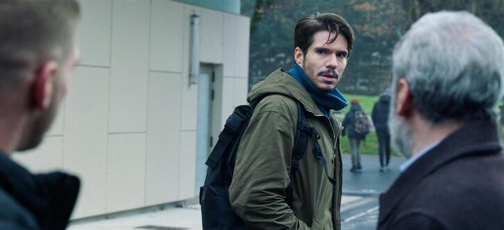 François Civilek akusazioari aurre egin behar dion irakaslearen rola jokatuko du.