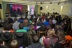 2015eko txapelketako irudia, Joseba Beltza eta Saioa Alkaiza kantuan.