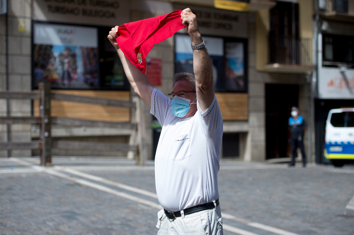 2020ko txupinazoaren unea, gizon bat zapi bat airean