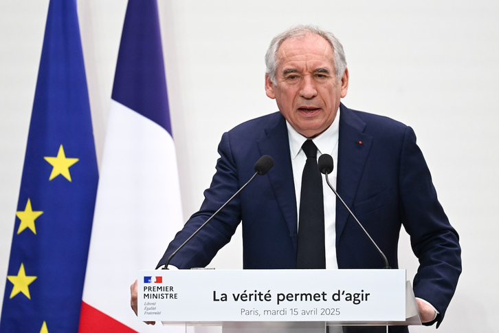 Bayrou, en una imagen junto al lema «La verdad permite actuar».