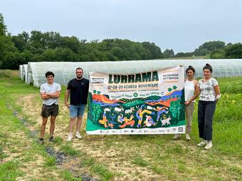 Antton Billotek Ziburun kudeatzen duen Lamazenia etxaldean aurkertu dute Lurrama azokaren 20. edizioa.