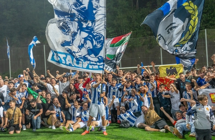 Jugadores junto a aficionados en el campo de Zubieta tras el ascenso del Sanse a Segunda División.