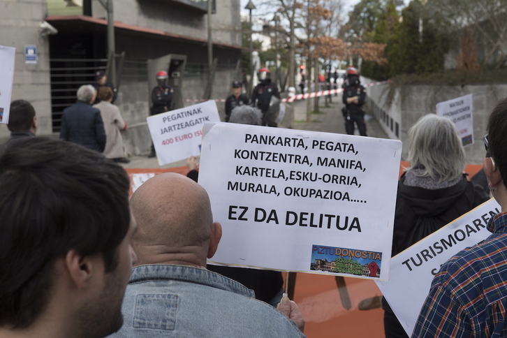 Denuncia ante la Ertzaintza en Donostia aludiendo a acciones perseguidas por la Ley Mordaza.