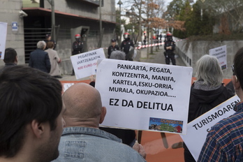 Denuncia ante la Ertzaintza en Donostia aludiendo a acciones perseguidas por la Ley Mordaza.