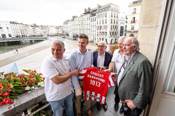 Athleticeko ordezkariak, Baionako alkate Jean-Rene Etchegarayrekin.