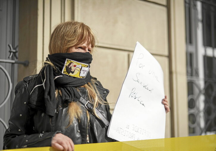 A la izquierda, movilización contra la Ley Mordaza convocada por Amnistía Internacional en Gasteiz. A la derecha, concentración en Donostia ante la comisaría de la Ertzaintza.