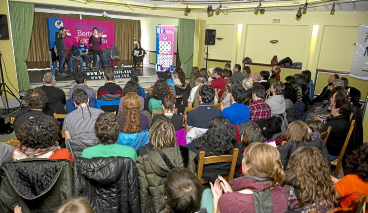 2015eko txapelketako irudia, Joseba Beltza eta Saioa Alkaiza kantuan.