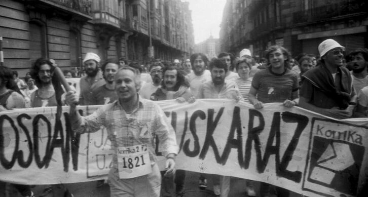 Joxe Azurmendi 1982an Donostian, Korrikaren bigarren edizioaren amaieran. 