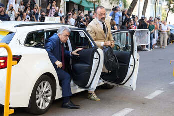 Salellas sale con Cerdán del taxi que los llevó al Supremo, el pasado lunes.