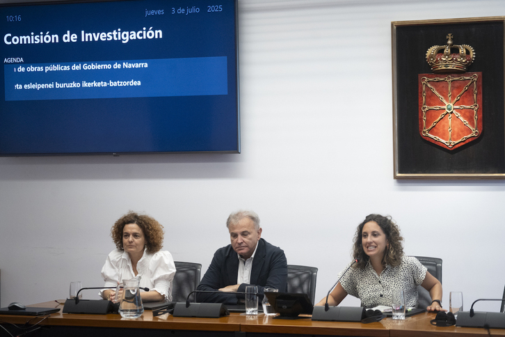 Blanca Regúlez, Pedro González e Irati Jiménez, en la mesa de la comisión.