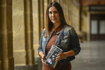 Dolores Redondo, euskararatu berri duten bere liburua eskuetan duela.