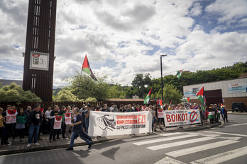 Concentración ante la fábrica de CAF, en Beasain, para reclamar que deje de colaborar con Israel.