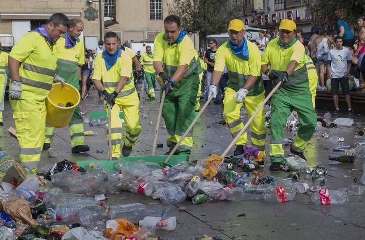 Operarios de limpieza recogiendo botellas de plástico en fiestas de Gasteiz.