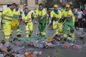 Operarios de limpieza recogiendo botellas de plástico en fiestas de Gasteiz.