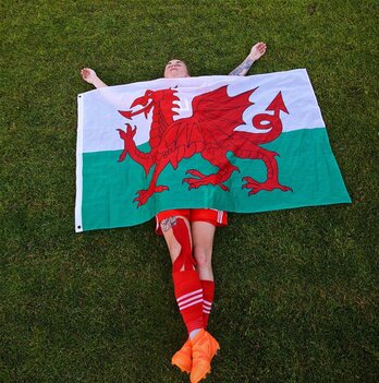 Jess Fishlock, Galesko banderarekin.