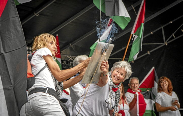 Umorea ez da faltako aurtengo sanferminetan. Irudian, gazte kuadrilla bat ongi pasatzen Udaletxearen aurrean, 2024ko uztailaren 14an.