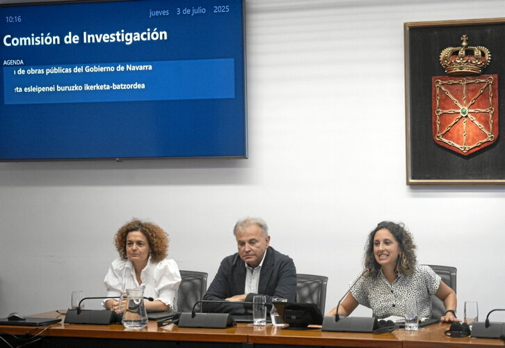 Blanca Regúlez, Pedro González e Irati Jiménez, en la mesa de la comisión.