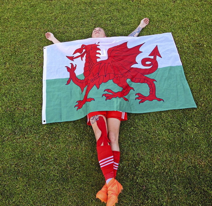 Jess Fishlock Galesko banderarekin.