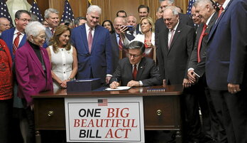 Mike Johnson Ordezkarien Ganberako buruak onartutako legea sinatzen, bere kide errepublikanoez inguratuta.