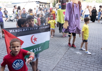 Recibimiento a los menores saharauis del programa Oporrak Bakean en Pasaia, en 2023.