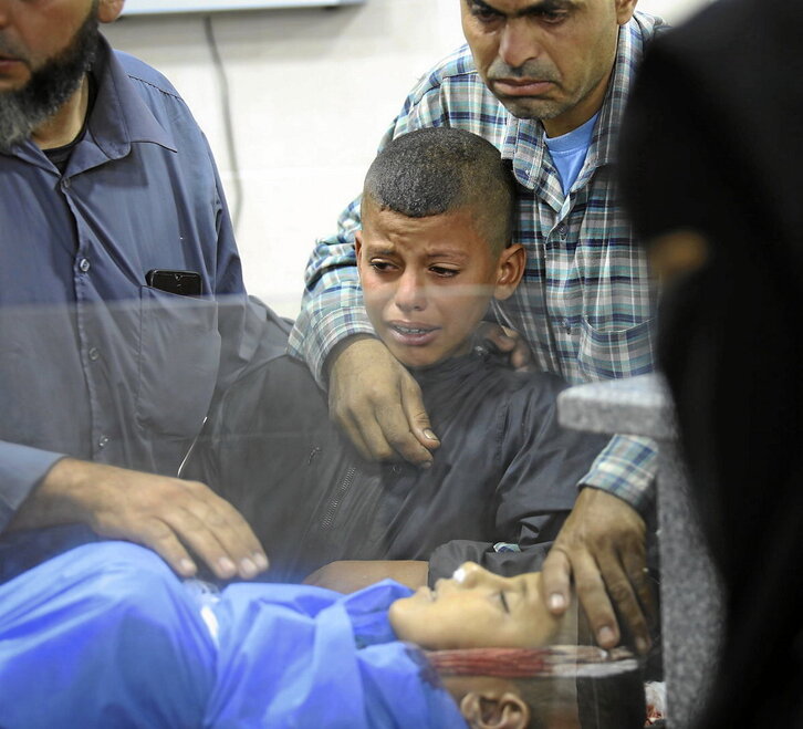 Familiares de un niño muerto en un ataque israelí preparan el funeral.