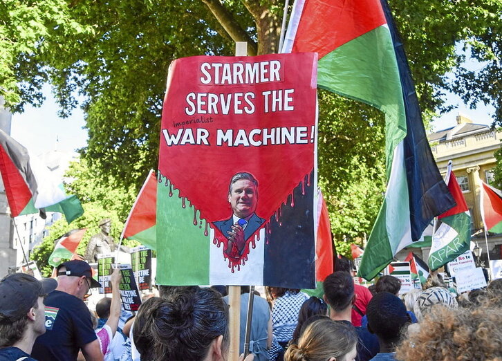Protesta de Palestine Action en Westminster contra su ilegalización.