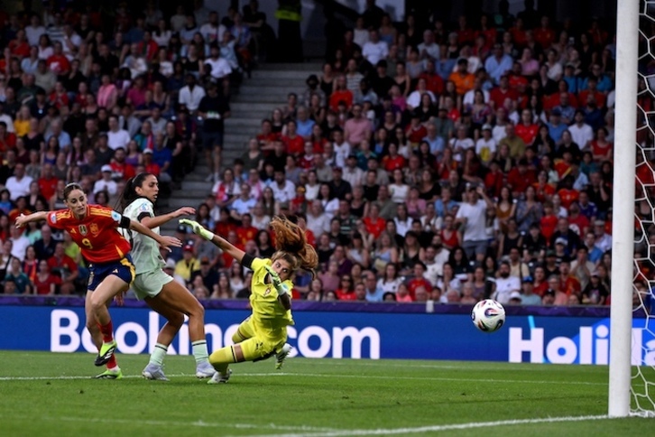 Esther marca el primer gol de España a Portugal en la Eurocopa.