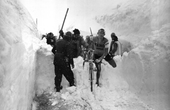 Aldo Moser supera el Stelvio abriéndose paso en la nieve en una mítica imagen del Giro de 1965.