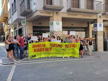 La plantilla, concentrada delante de la Oficina de Turismo de Iruñea.